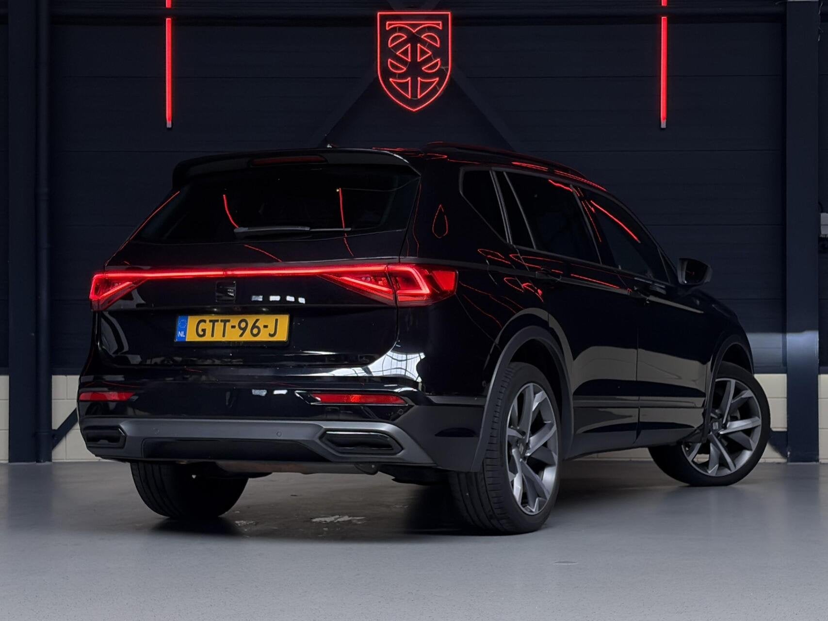 Seat Tarraco 1.4 TSI e-Hybrid PHEV FR |PANO|TRAVEL-ASSIST|ME, Auto's, 4 cilinders, Zwart, Hybride Elektrisch/Benzine, SUV of Terreinwagen