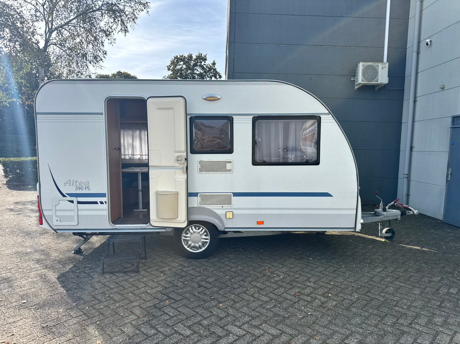 Adria Altea390PS - Voortent-Fietsendrager! 2010 lichtgewicht, Reservewiel, 2 aparte bedden, Bedrijf, Treinzit