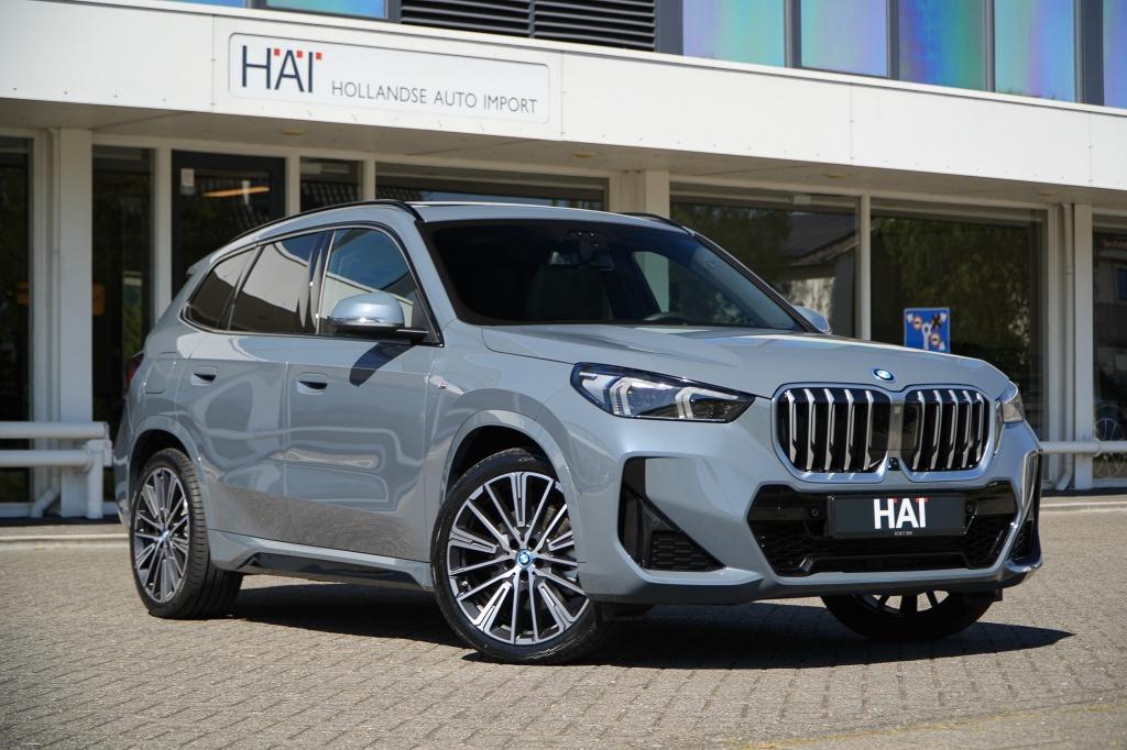 BMW X1 xDrive30e M-Sport I Pano I Head-up I Massagestoelen I, Auto's, Gebruikt, Zwart, 42 km/l, Hybride Elektrisch/Benzine
