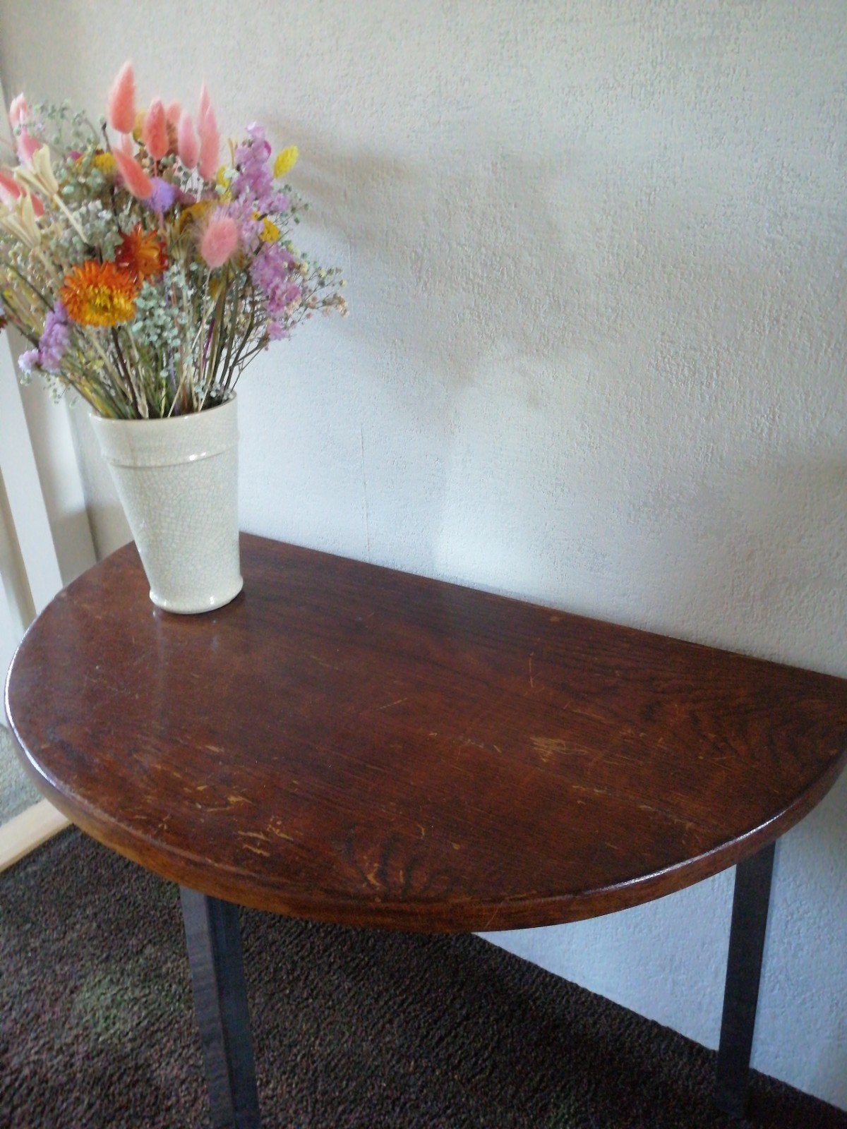 Halfronde bijzettafel/wandtafel van donker hout, Ophalen