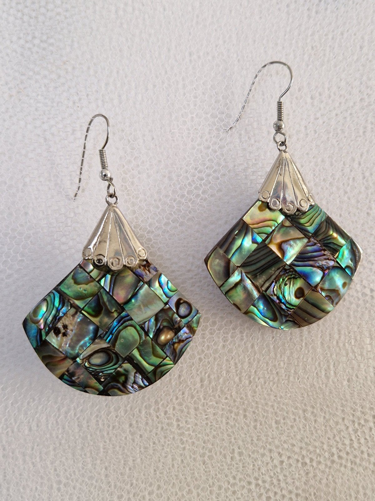 Oorbellen met mozaïek van Abalone schelpstukjes, Ophalen of Verzenden, Zo goed als nieuw, Overige materialen, Hangers