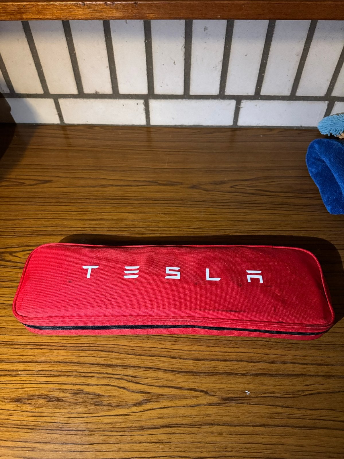 Tesla Veiligheidspakket / EHBO-set, Ophalen of Verzenden, Zo goed als nieuw