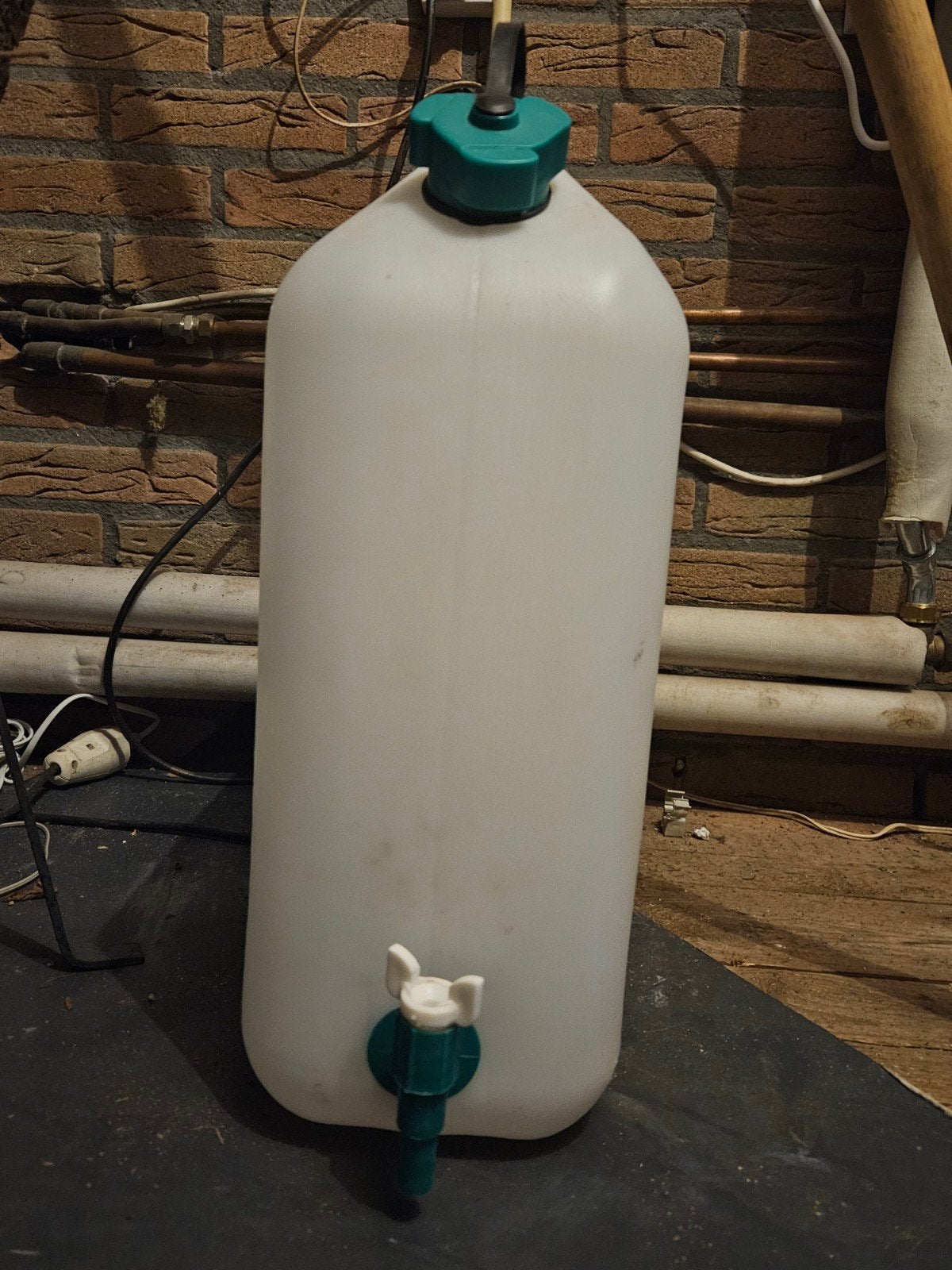 water jerrycan met kraan, Ophalen