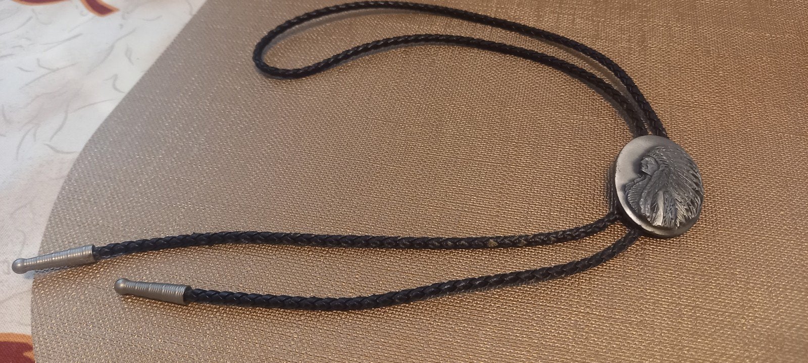 Vintage metalen bolo tie met indianenhoofd, Ophalen of Verzenden, Gebruikt, Zilver, Overige materialen