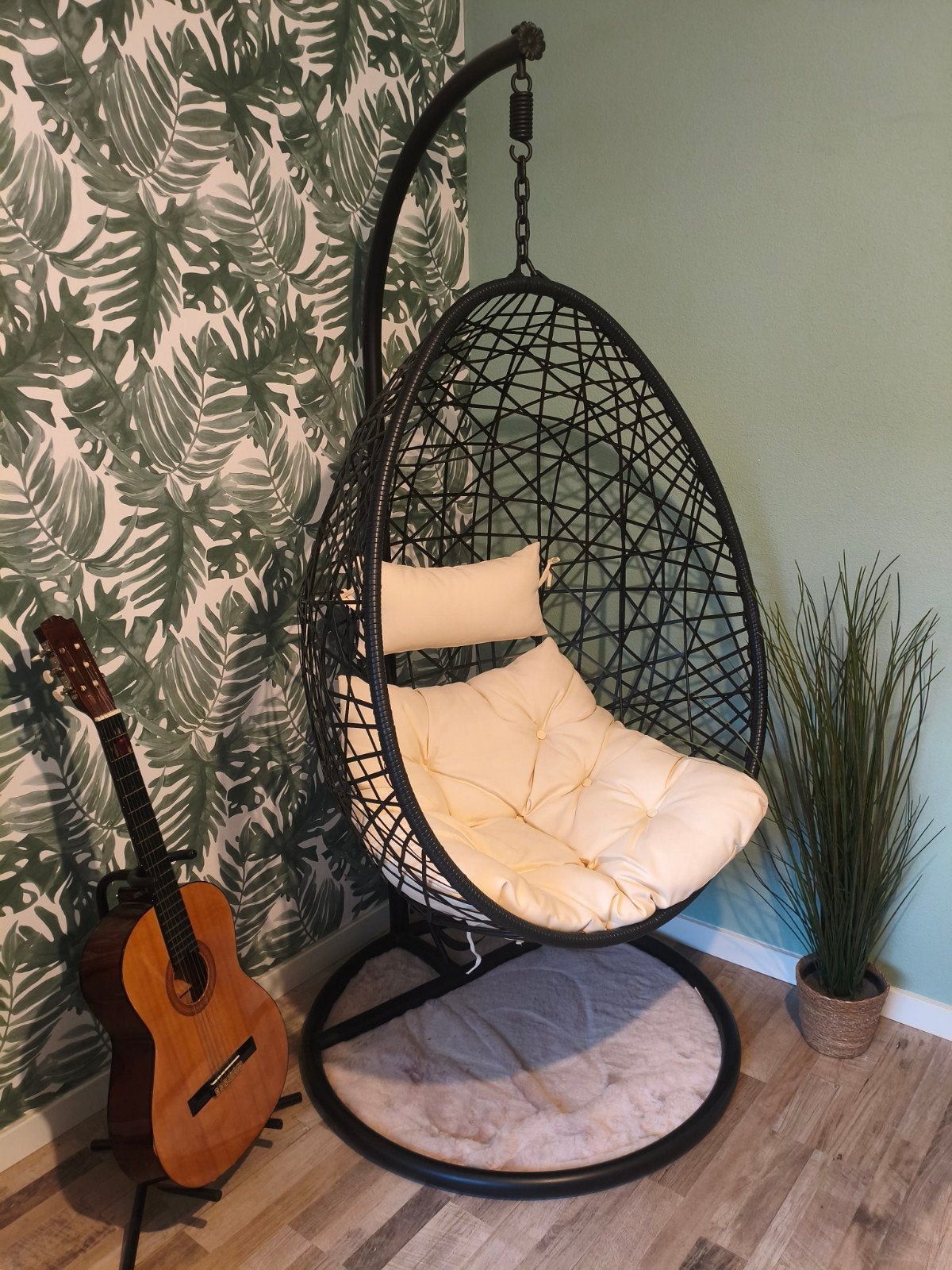 Comfortabele zwarte ei stoel of hangstoel met kussen, Ophalen, Modern, Comfortabel, Zwart, Zo goed als nieuw
