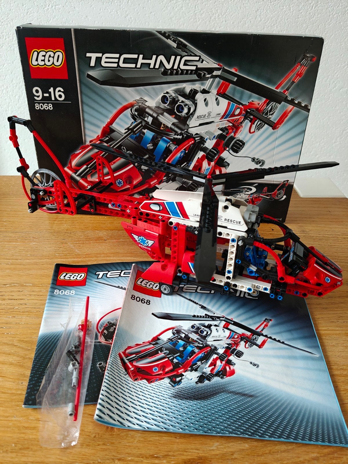 Lego Technic 8068 Red Rescue Helikopter met doos en boekjes, Ophalen of Verzenden, Zo goed als nieuw, Complete set, Lego