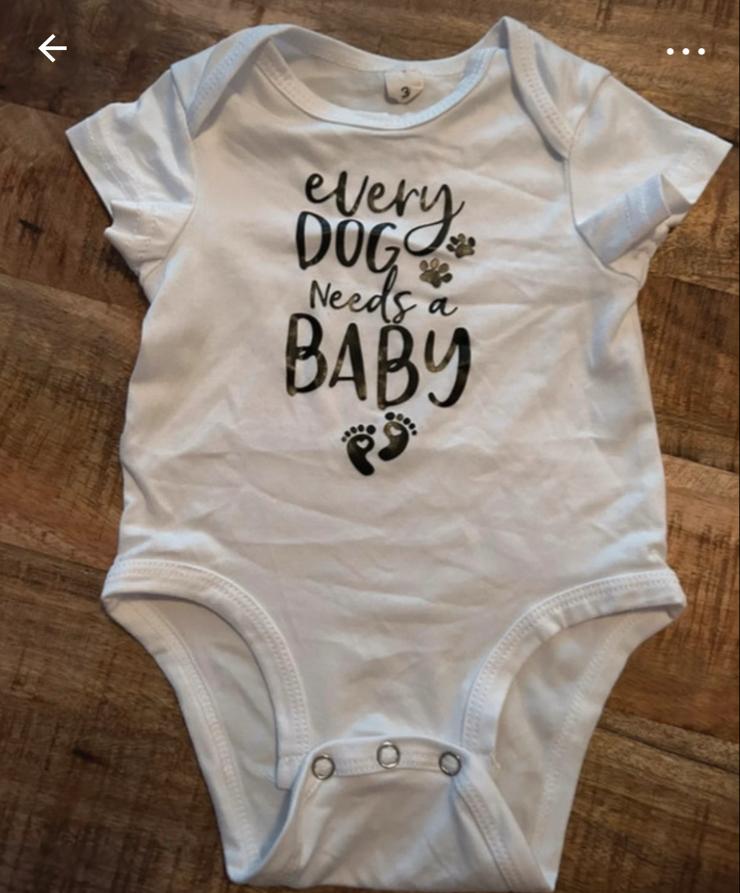 Leuke romper maat 62 met 'Every Dog Needs a Baby' tekst, Ophalen of Verzenden, Zo goed als nieuw, Jongetje of Meisje, Pakje