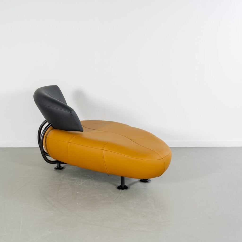 Leolux Kikko Chaise Longue Fauteuil Zwart/Maïsgeel Leer, Huis en Inrichting, Banken | Bankstellen, Niet ingevuld, Zo goed als nieuw