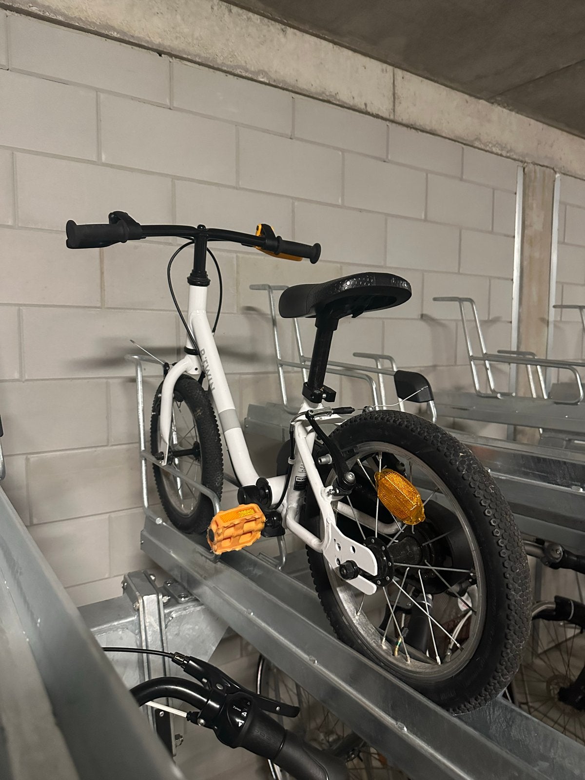 BTwin kinderfiets 14 inch met zijwieltjes, Ophalen, Zijwieltjes, Gebruikt, Velgrem