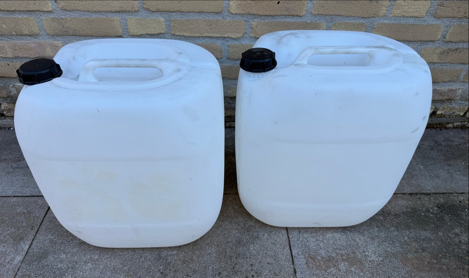 2x Witte Kunststof Jerrycans, Doe-het-zelf en Verbouw, Ophalen, Zo goed als nieuw