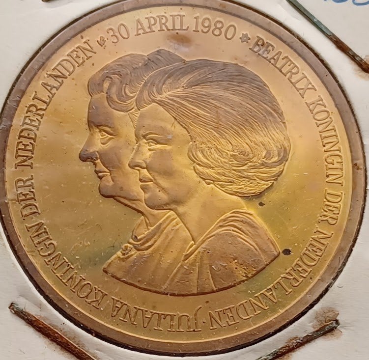 Herdenkingsuitgifte Troonswisseling Juliana & Beatrix - 1980, Postzegels en Munten, Penningen en Medailles, Verzenden, Brons, Nederland