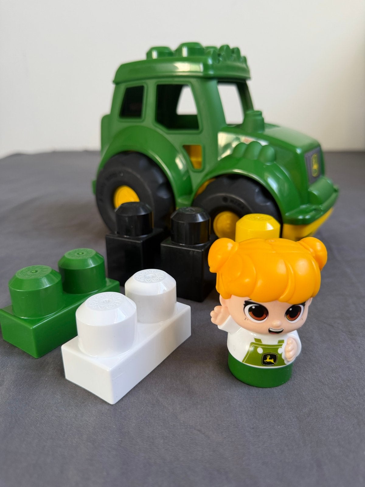 Spewlgoed: John Deere Trekker met bouwblokjes en poppetje, Ophalen, Zo goed als nieuw, Megabloks