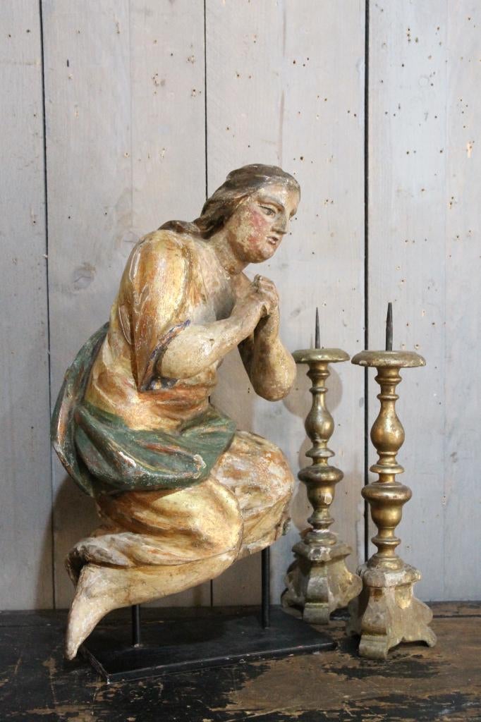 18eeuws knielend heiligen beeld, Antiek en Kunst, Antiek | Religie, Ophalen of Verzenden