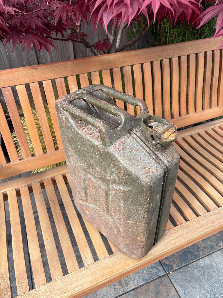 Stalen Jerrycan, Ophalen