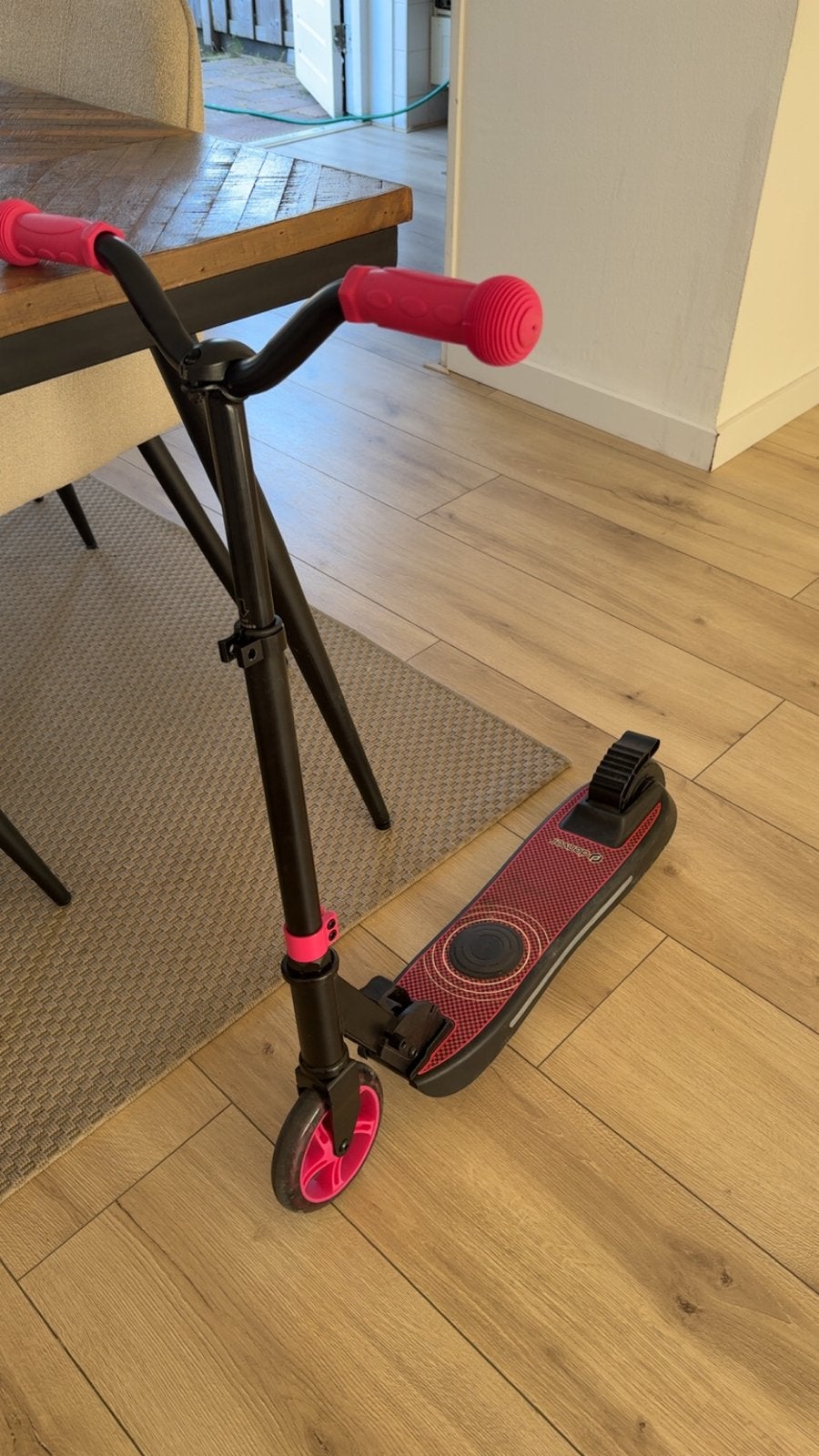 Elektrische kinderstep - Zo goed als nieuw, Ophalen of Verzenden, Zo goed als nieuw, Elektrische step (E-scooter)