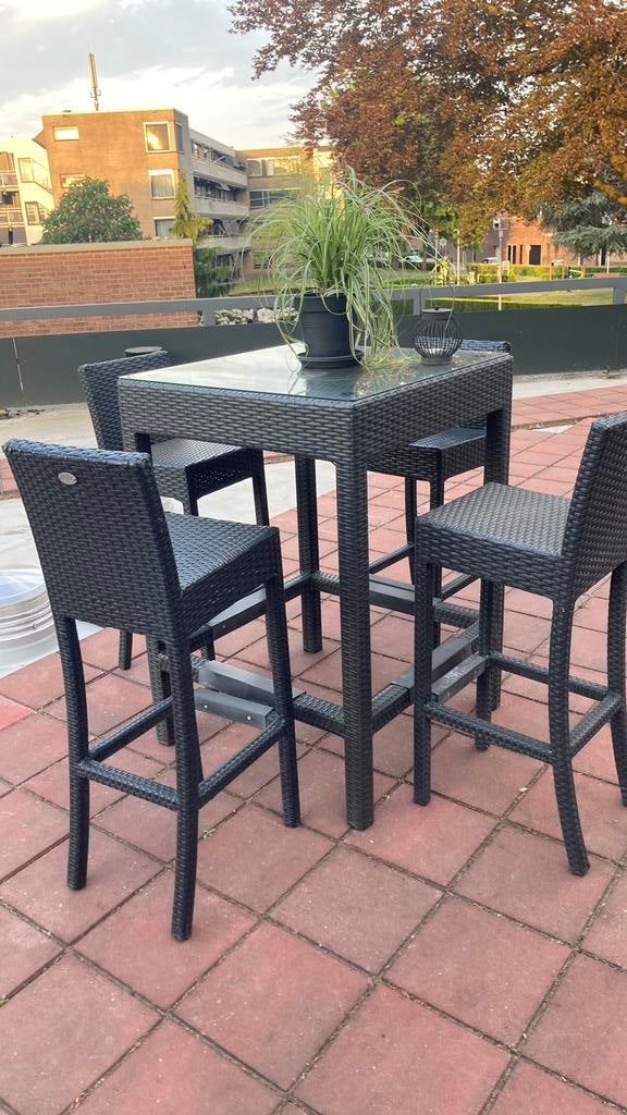 Bar set met 4 krukken, Tuin en Terras, Tuinsets en Loungesets, Ophalen, 4 zitplaatsen, Kunststof, Gebruikt