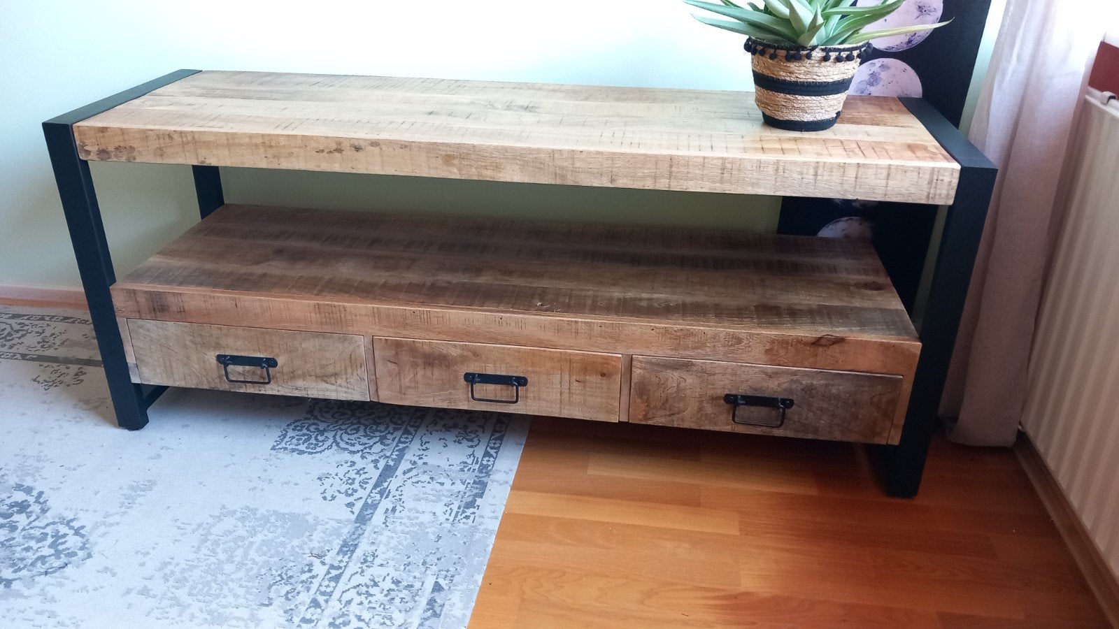 TV-meubel/dressoir van mangohout en metaal (150x45x60 cm), 150 tot 200 cm, Zo goed als nieuw, Minder dan 100 cm, Industrieel