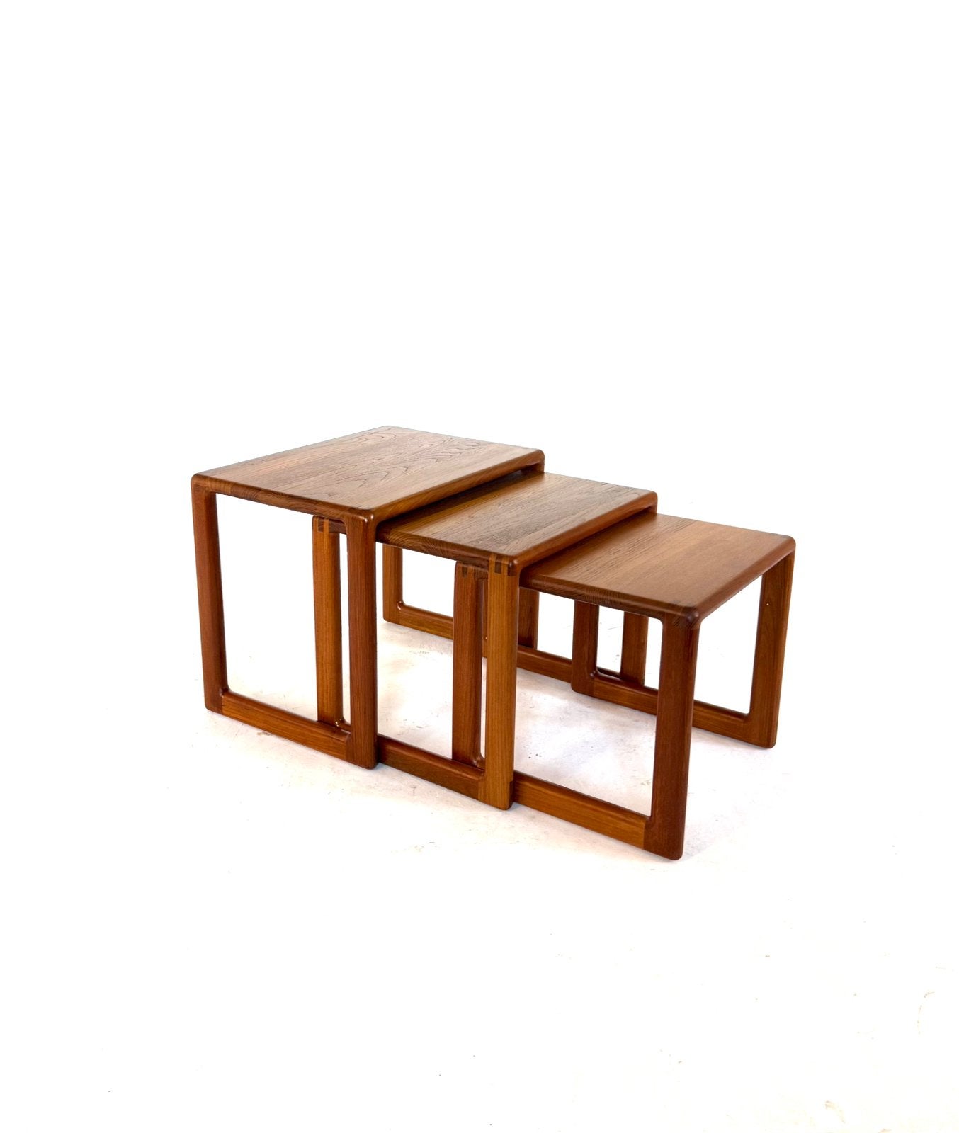 Vintage teakhouten set nesting tables, Dyrlund ‘70, Huis en Inrichting, Tafels | Salontafels, Dyrlund, Vintage retro buisframe design rotan webbing papercord deens