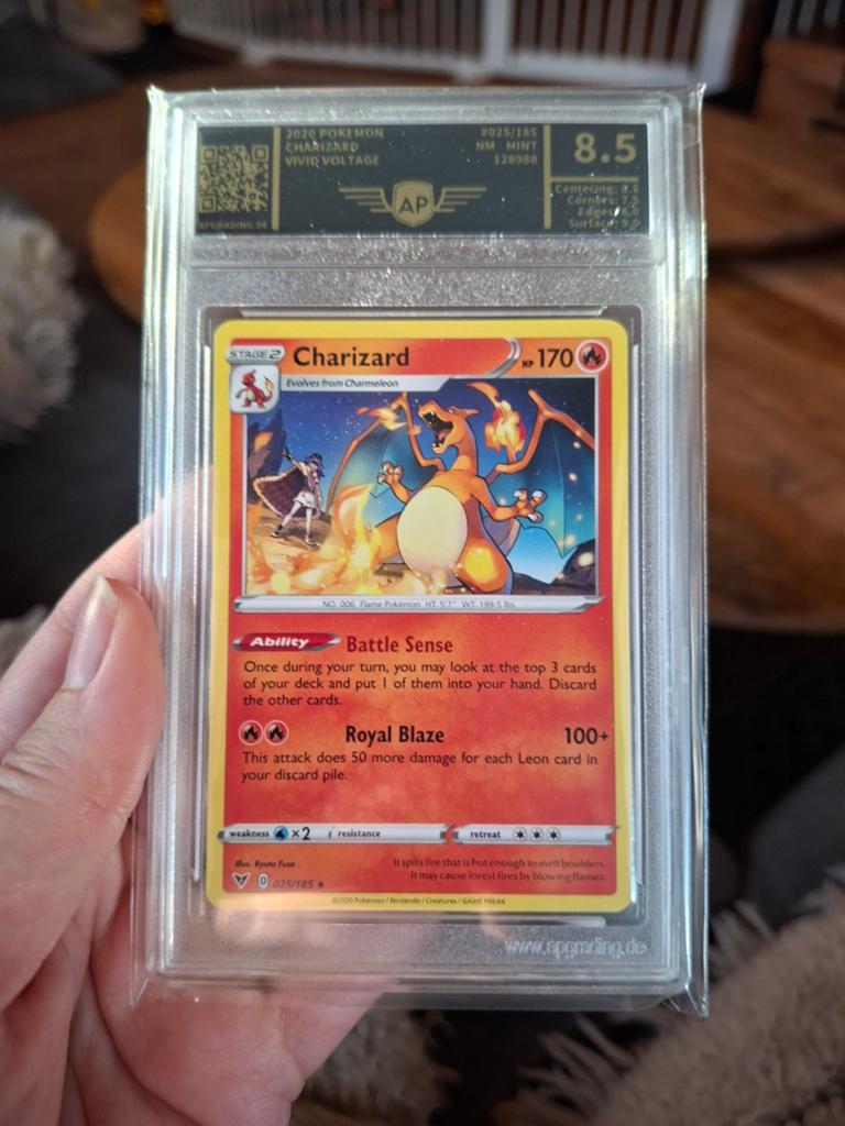 Charizard 025/185 Vivid Voltage AP Graded 8.5, Ophalen of Verzenden, Zo goed als nieuw, Losse kaart