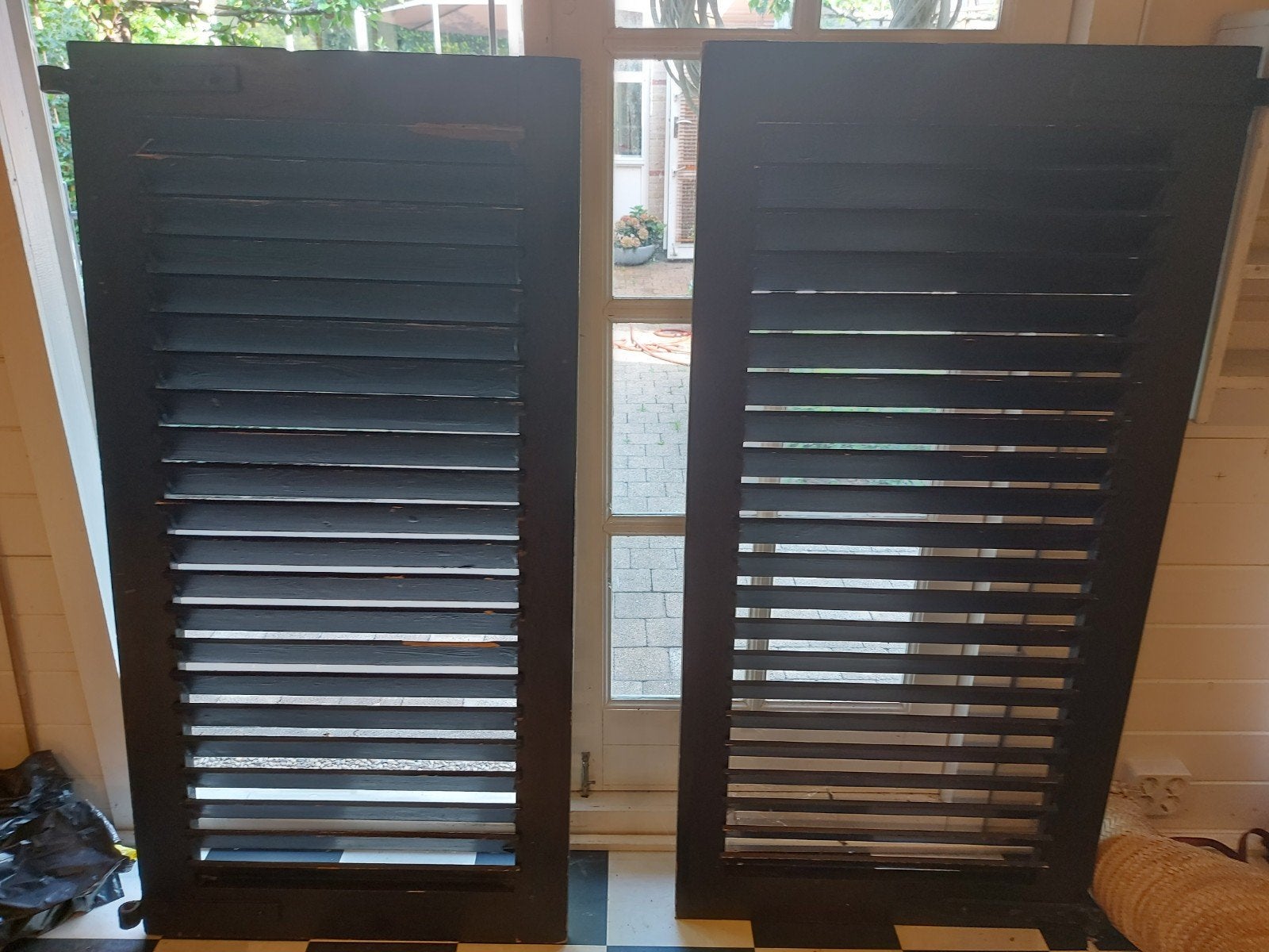Oude antieke grote zwarte luiken, Ophalen, Gebruikt
