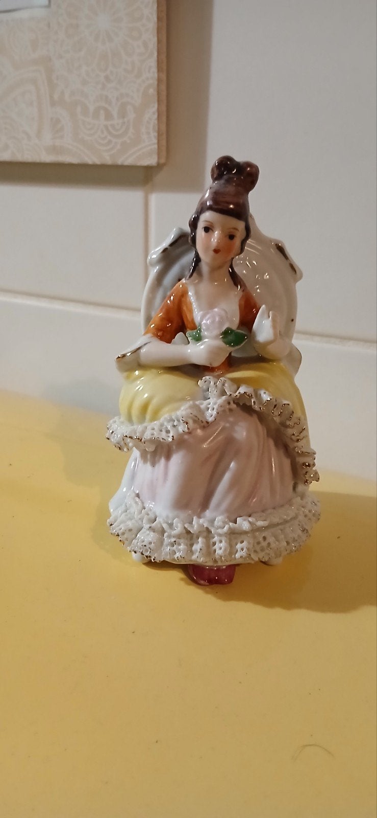 Vintage Porseleinen Beeldje Dame in Stoel, Ophalen