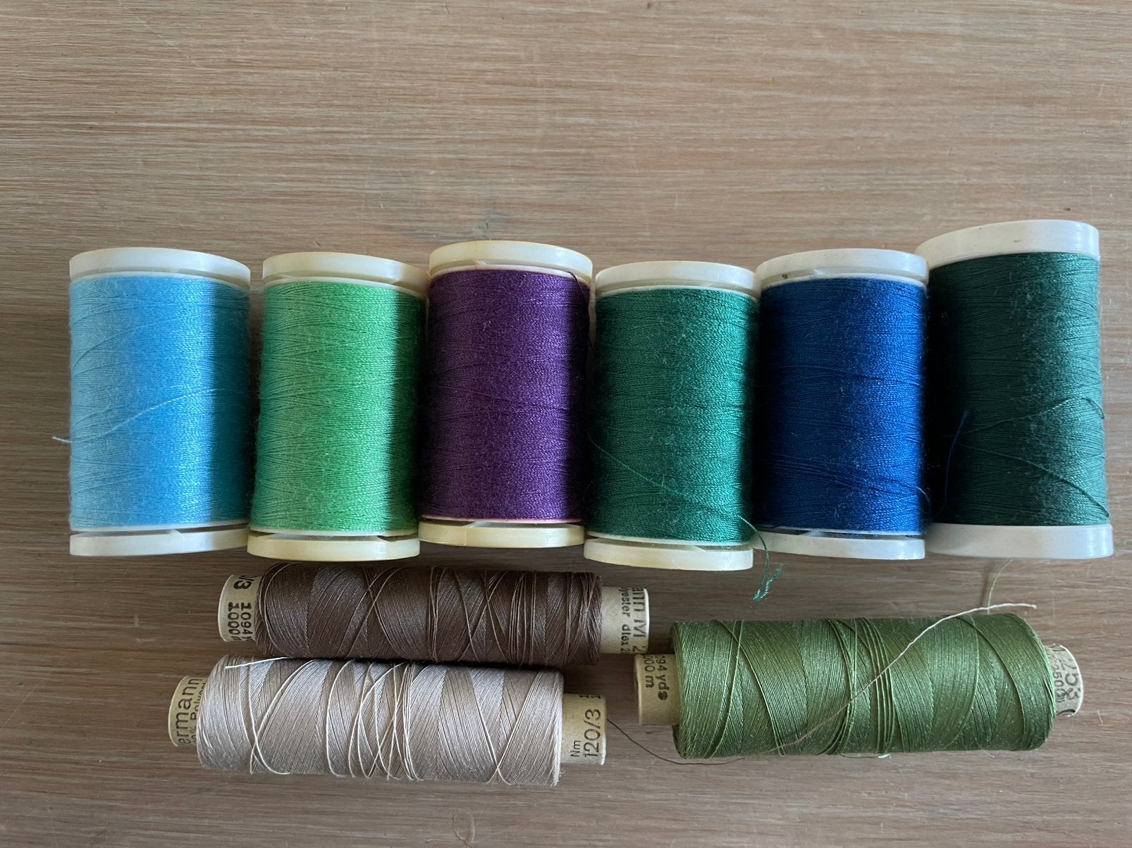 6 verschillende kleuren naaimachinegaren + 3 exsra klossen, Ophalen of Verzenden, Nieuw, Garen of Naald(en)