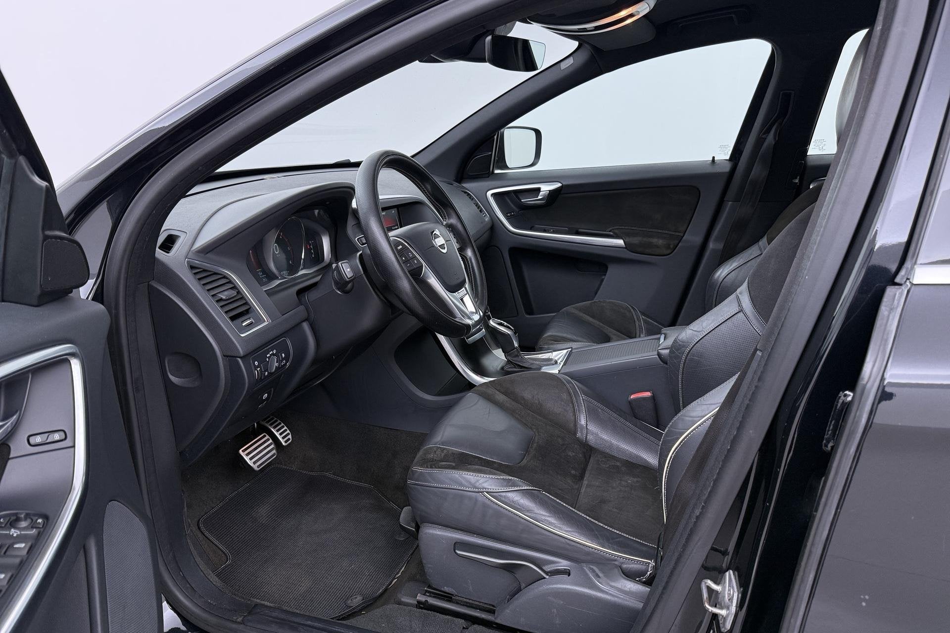 Volvo XC60 2.4 D4 R-Design | 5-Cilinder | Trekhaak | Stoelve, Auto's, Volvo, Automaat, Euro 5, Gebruikt, 197 €/maand
