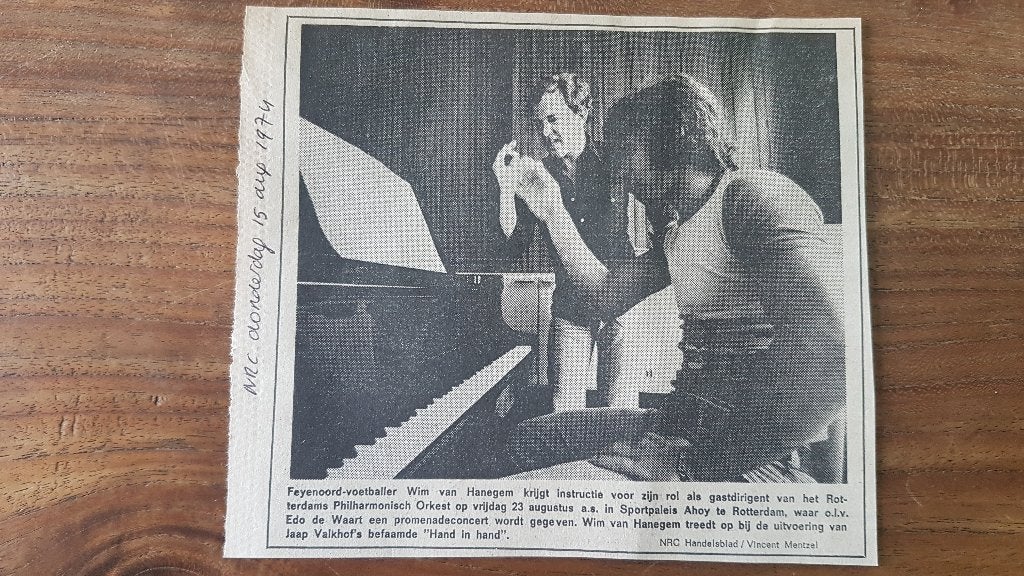 Voetballer wim van Hanegem dirigent Rotterdams Orkest (1974), Verzamelen, Ophalen of Verzenden, 1960 tot 1980, Knipsel(s)