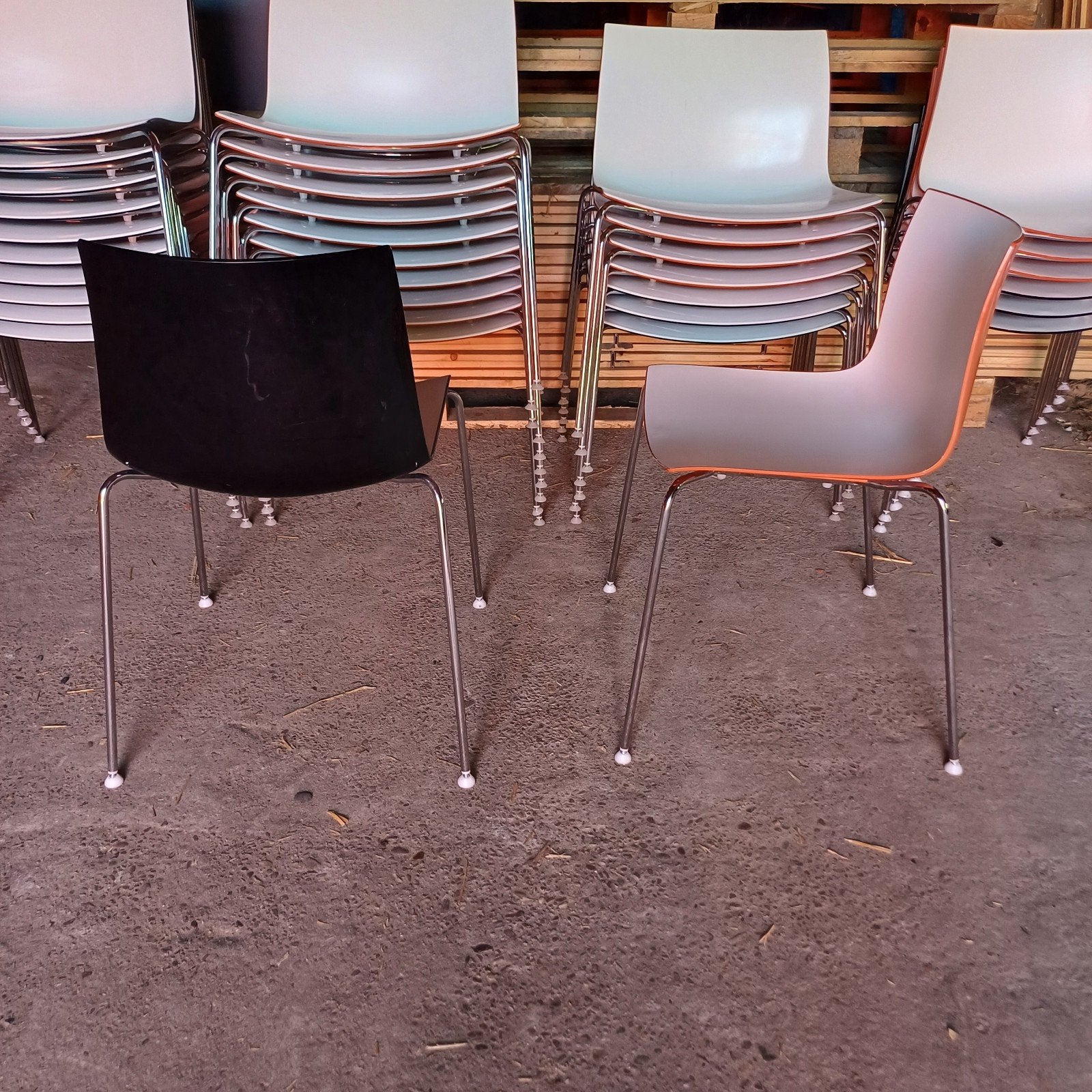 35 x partij vintage design stoelen ( arper stoelen ), Huis en Inrichting, Ophalen