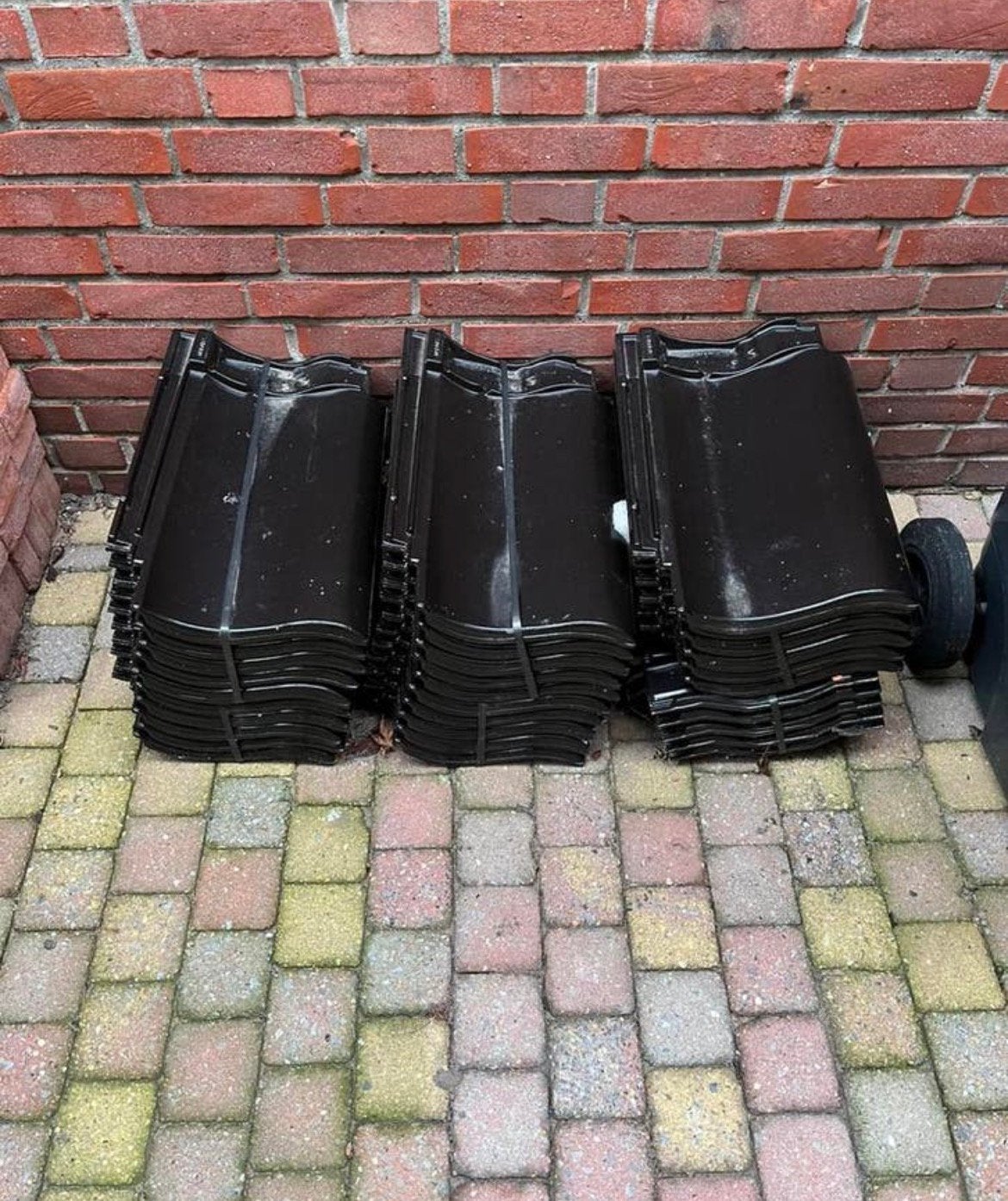30 stuks dakpan engobe zwart madura, Doe-het-zelf en Verbouw, Dakpannen en Dakbedekking, Ophalen, Steen of Klei, Zwart, Zo goed als nieuw