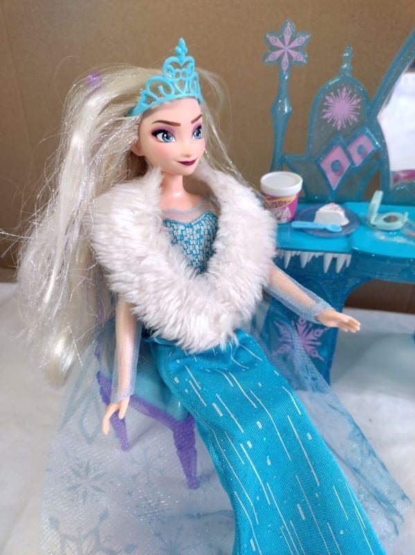 Frozen Elsa Disneypop met kaptafel, Ophalen of Verzenden, Zo goed als nieuw, Overige typen