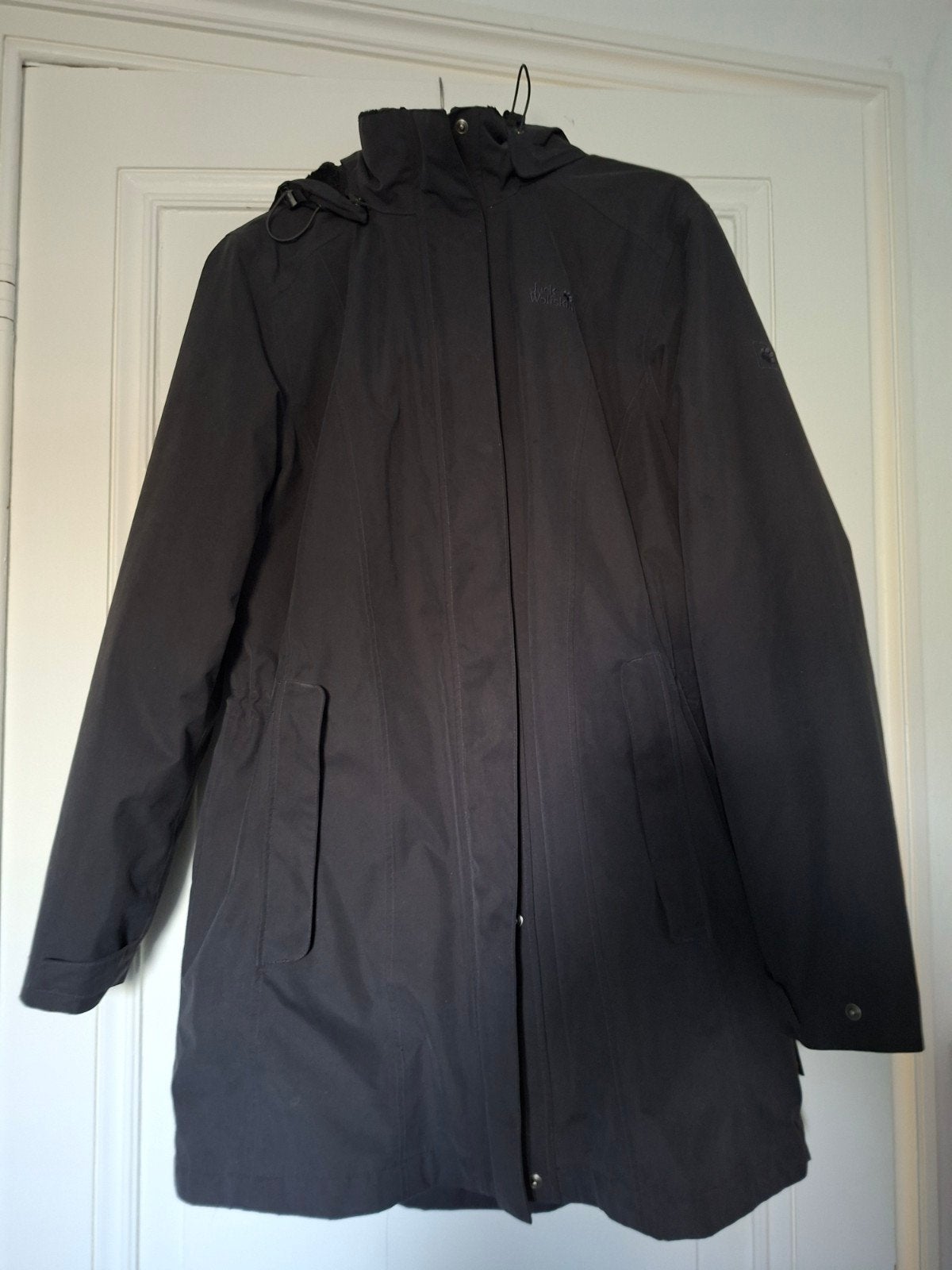 Jack Wolfskin jas met capuchon en elastische taille, Zwart, Maat 46/48 (XL) of groter, Ophalen of Verzenden, Zo goed als nieuw