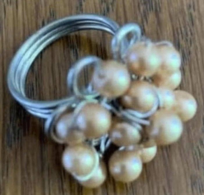 Ring met roze, rose kraaltjes vorm bloem, boeket; damesring, Sieraden, Tassen en Uiterlijk, Ringen, Ophalen of Verzenden, Zo goed als nieuw