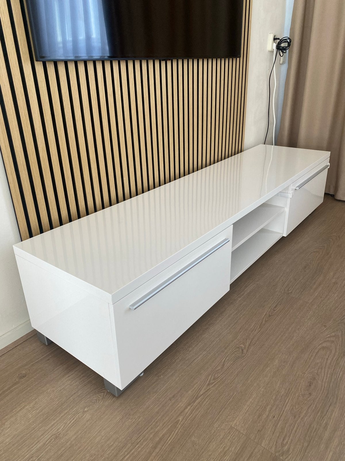 Witte TV meubel, Kunststof, 150 tot 200 cm, Ophalen of Verzenden, Zo goed als nieuw