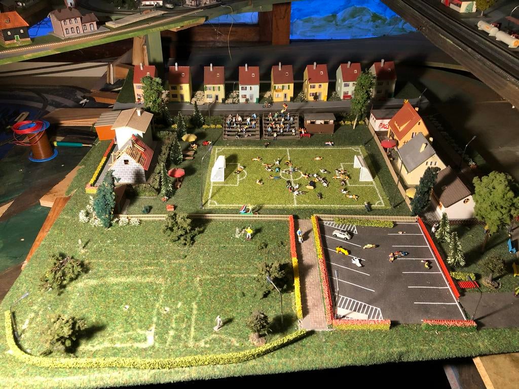 H0 Miniatuur voetbalstadion met parkeerplaats/huizen 75x90, Ophalen, Gebruikt, 1:50 of kleiner, Diorama
