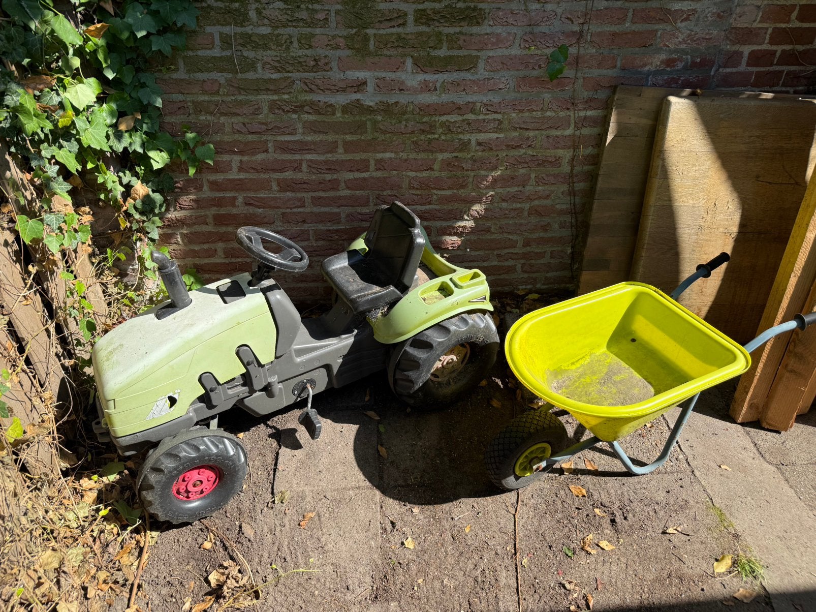 Kinder Tractor en kruiwagen, gratis af te halen. Werkend, Gebruikt, Gratis, Gratis, Ophalen