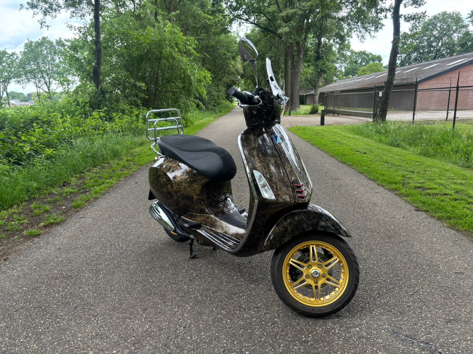 Vespa sprint custom 2019 special paint, Fietsen en Brommers, Ophalen, Zo goed als nieuw, Benzine