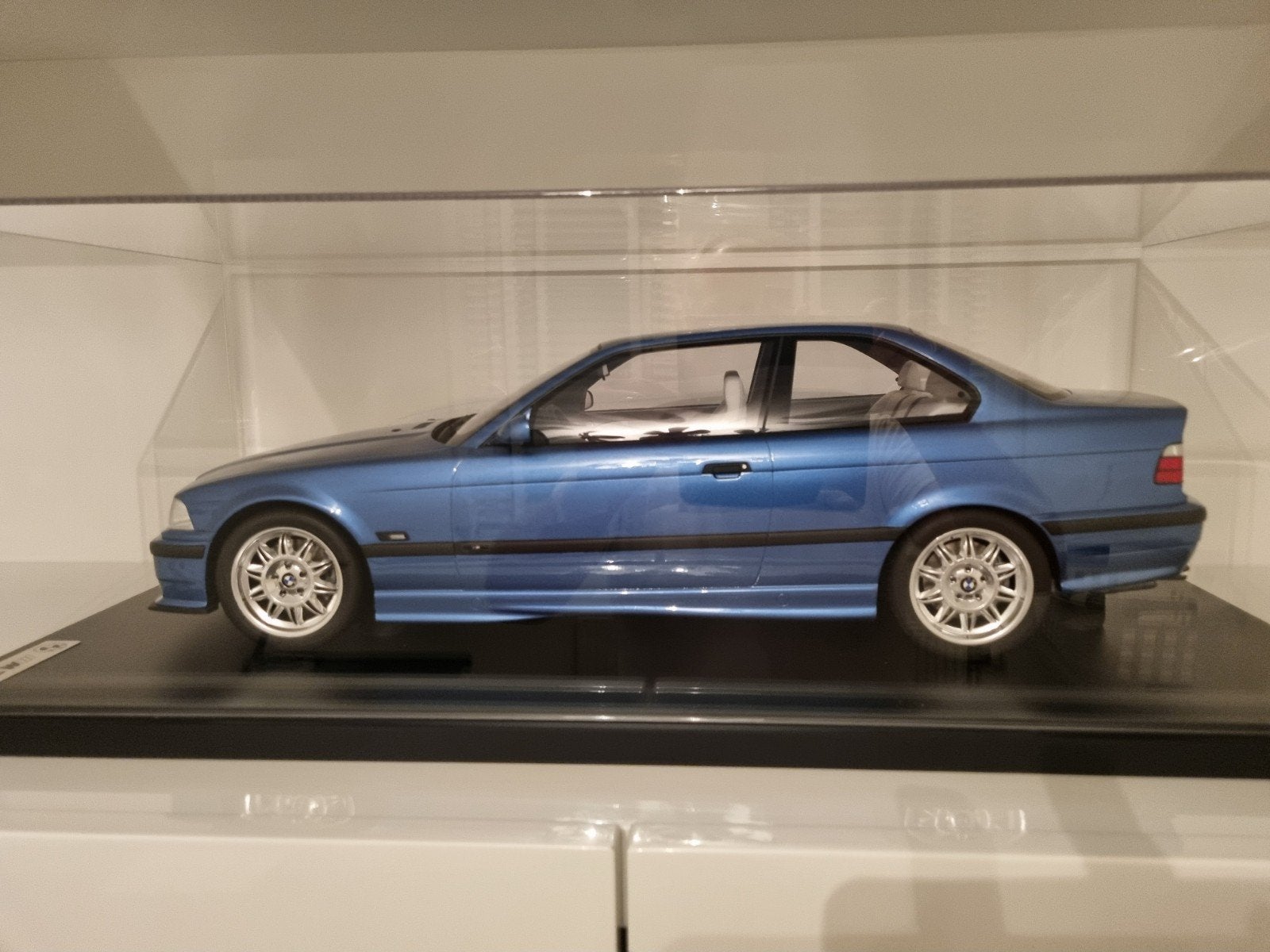 GT Spirit BMW E36 M3 Estoril blau 1:8, Ophalen, Zo goed als nieuw, 1:5 t/m 1:8, Auto