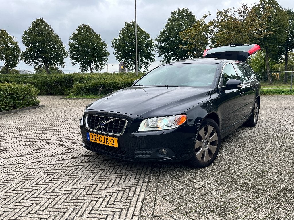 Volvo V70 2.4 D5 136KW AUT 2007 Zwart, Auto's, Dealer onderhouden, Automatische klimaatregeling, 2000 kg, Zwart