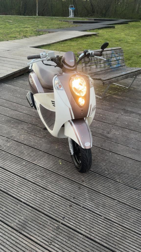 Sym mio 2015, 9k km tweede eigenaar(blijft niet stationair), Fietsen en Brommers, Scooters | SYM, Ophalen, Zo goed als nieuw, Benzine