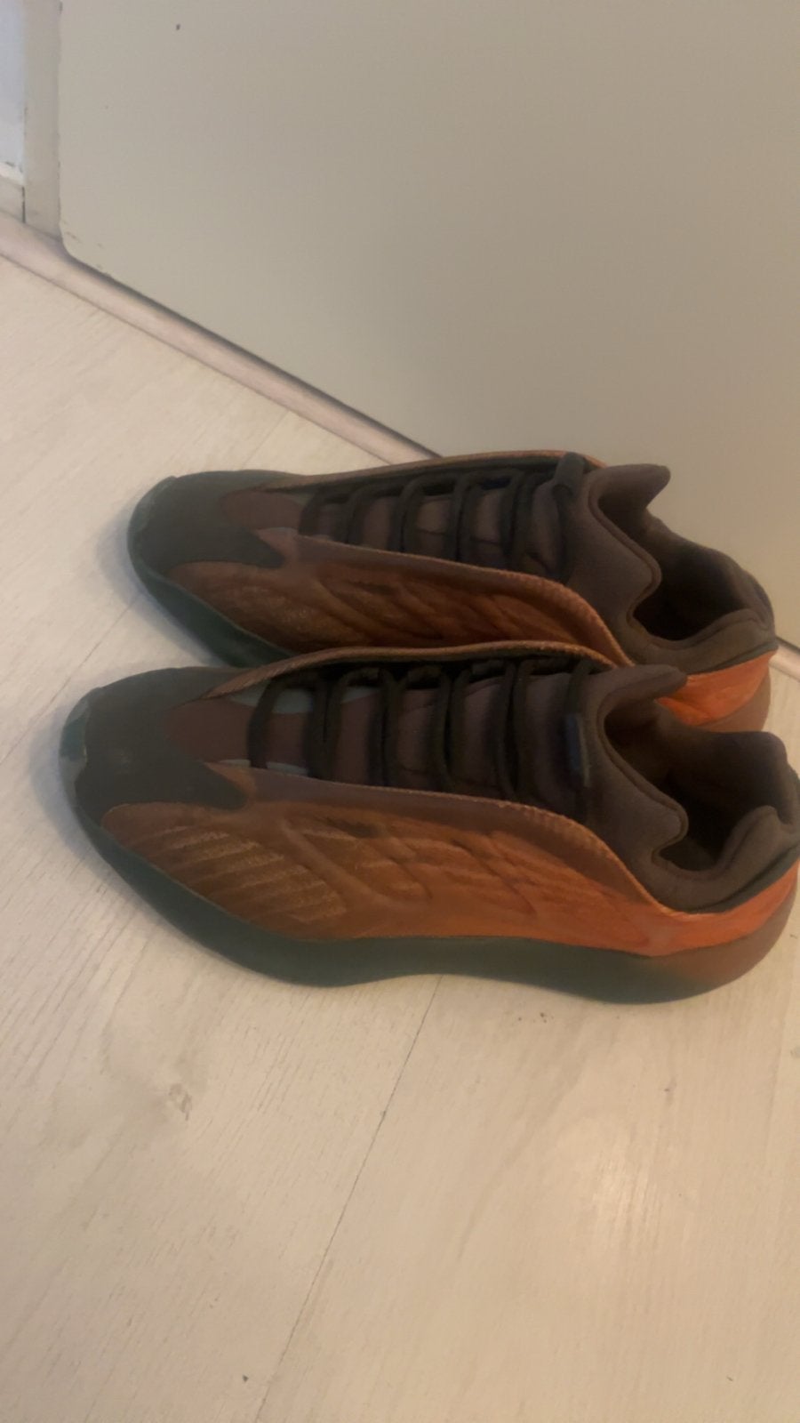 Adidas Yeezy 700 V3 Copper Fade - Maat 42 2/3, Kleding | Heren, Overige kleuren, Ophalen of Verzenden, Sneakers of Gympen, Gedragen