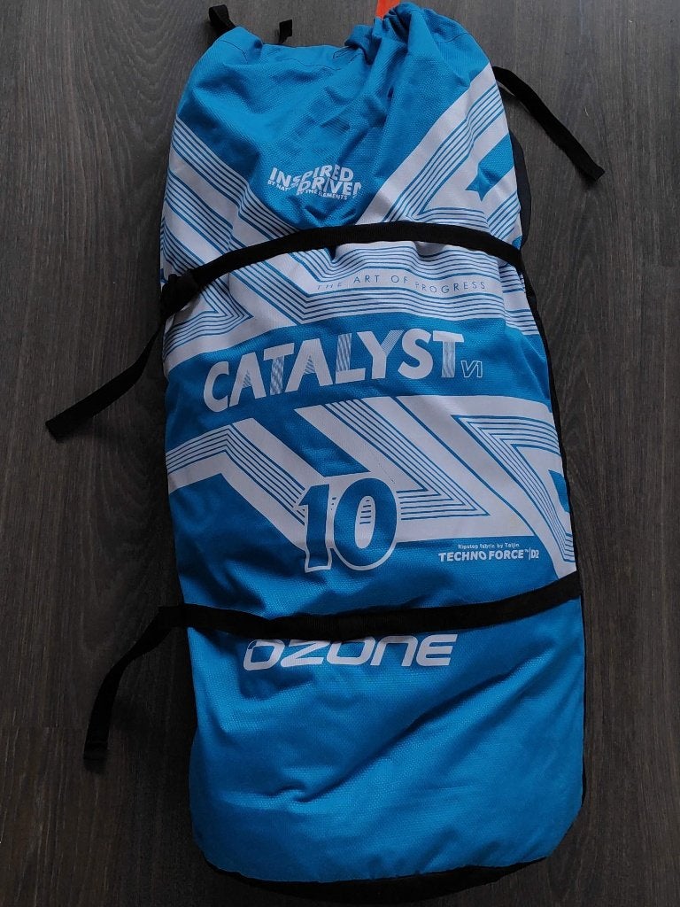 Kite met bar Ozone Catalyst V1 10m2, Watersport en Boten, Kitesurfen, Gebruikt, Verzenden, 10 m², Geen board