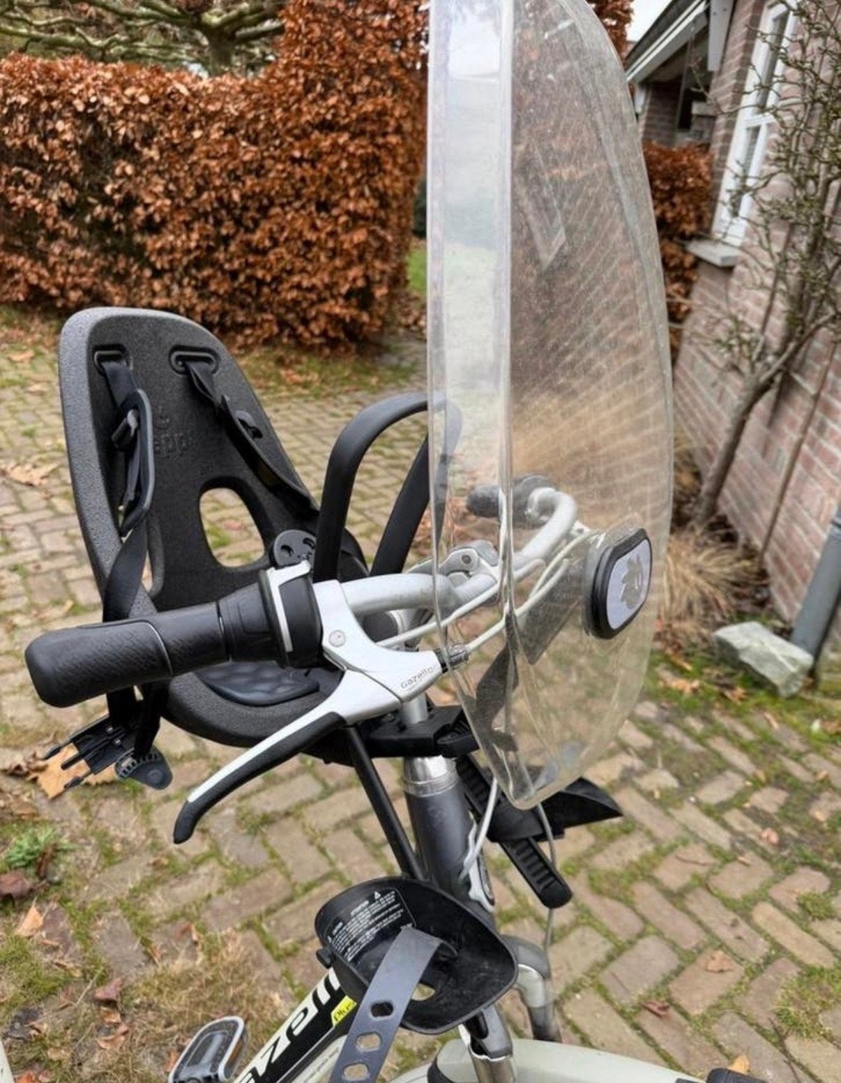 Thule Yepp fietsstoeltje +windscherm + Deryan regenhoes, Voetsteuntjes, Voorzitje, Ophalen of Verzenden, Zo goed als nieuw