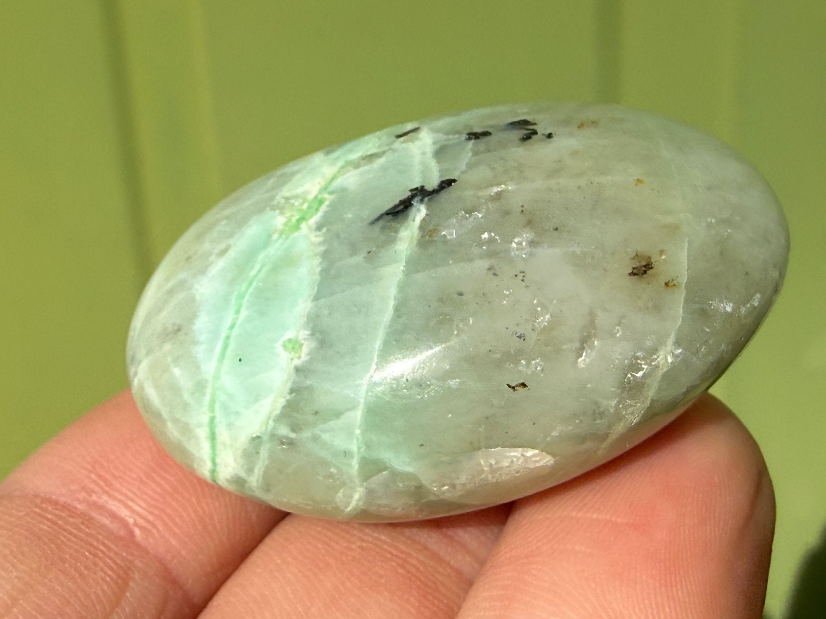 51 Garniriet met groene maansteen handsteen mineralen, Ophalen of Verzenden, Mineraal