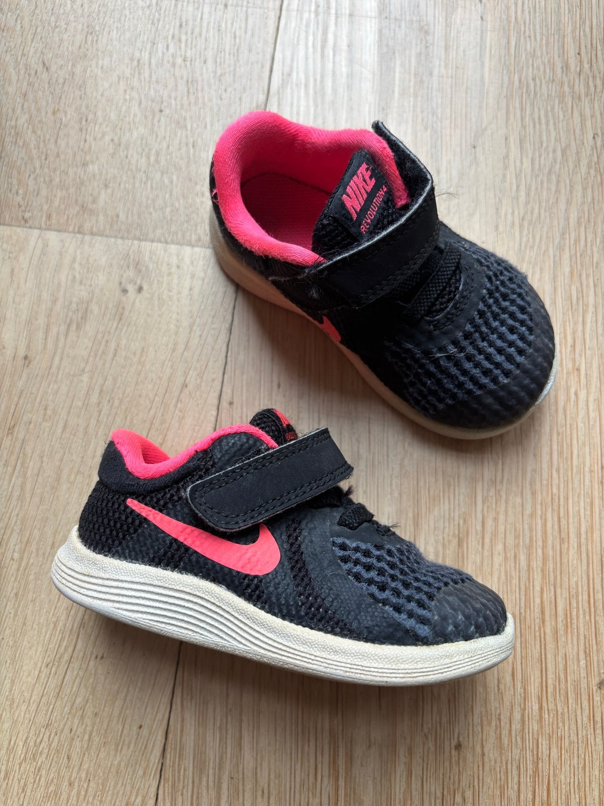 Nike Revolution 4 - Maat 21 - Gedragen, nette staat, Meisje, Ophalen of Verzenden, Gebruikt, Schoentjes