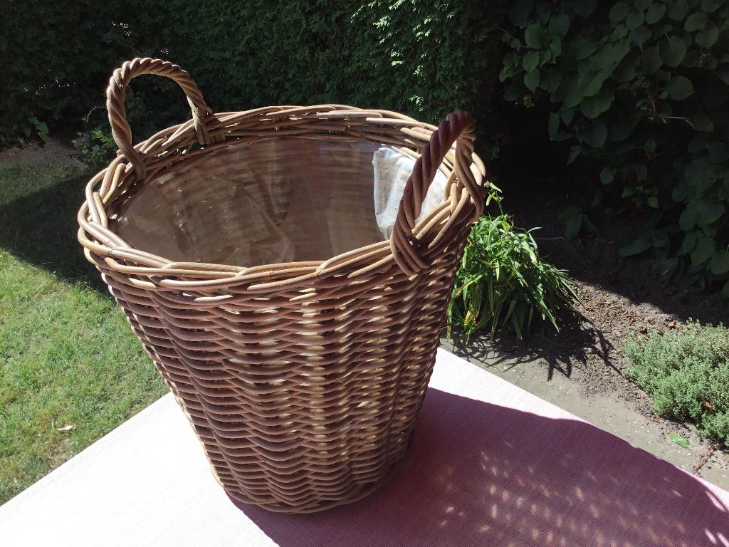 Rieten mand met hengsels, Huis en Inrichting, Woonaccessoires | Schalen en Manden, Ophalen, Gebruikt, Mand, Riet