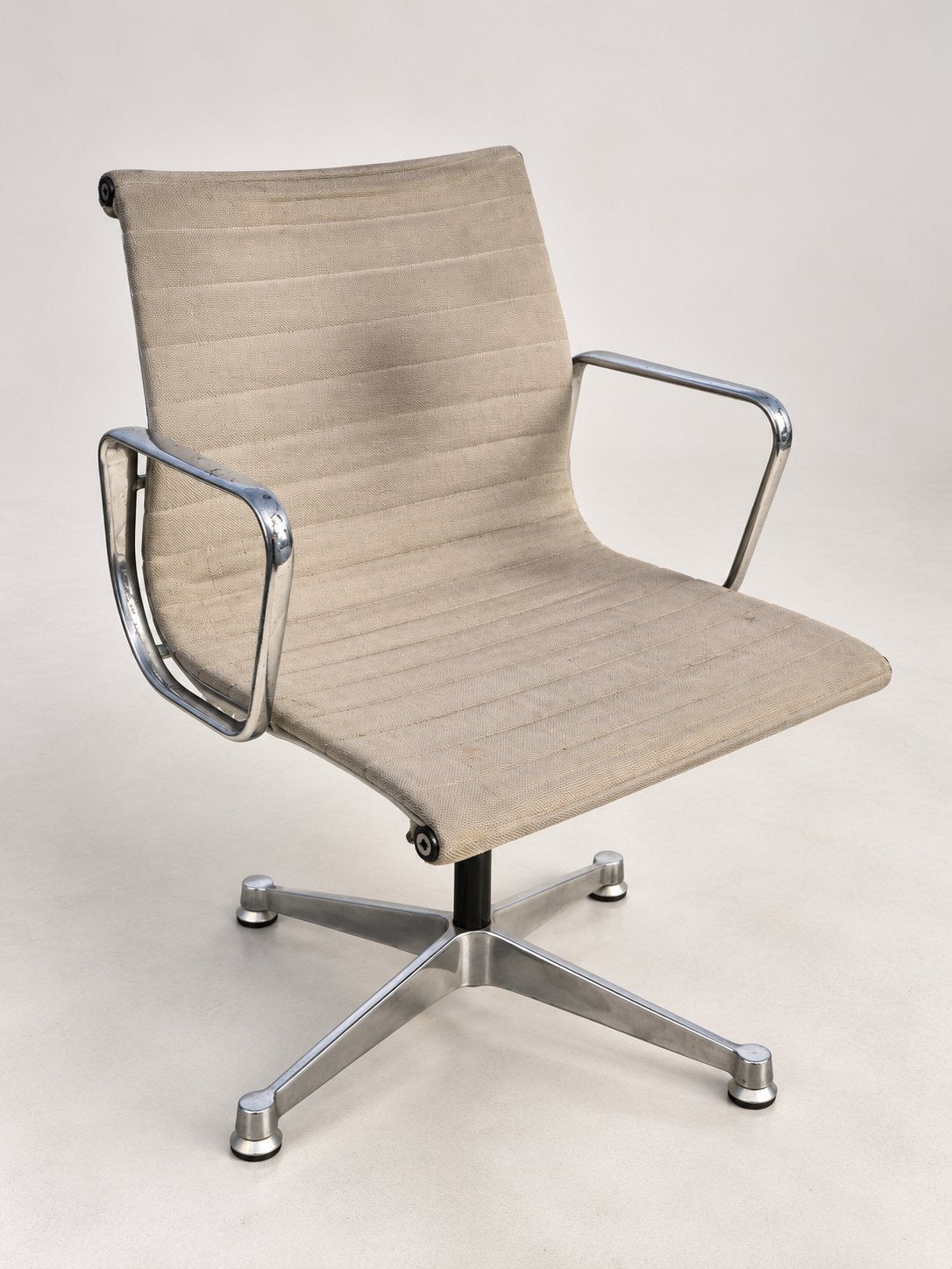 Eames EA107 Aluminium Chair – Herman Miller / Vitra, Gebruikt, Bruin, Onbekend, Ophalen of Verzenden