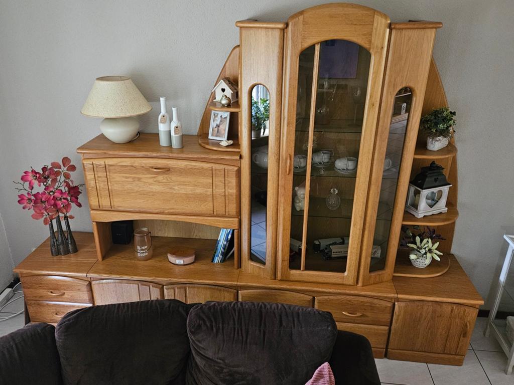 Mooie, licht eiken wandmeubel met vitrinekast, Ophalen, Glas, Gebruikt, Met deur(en)