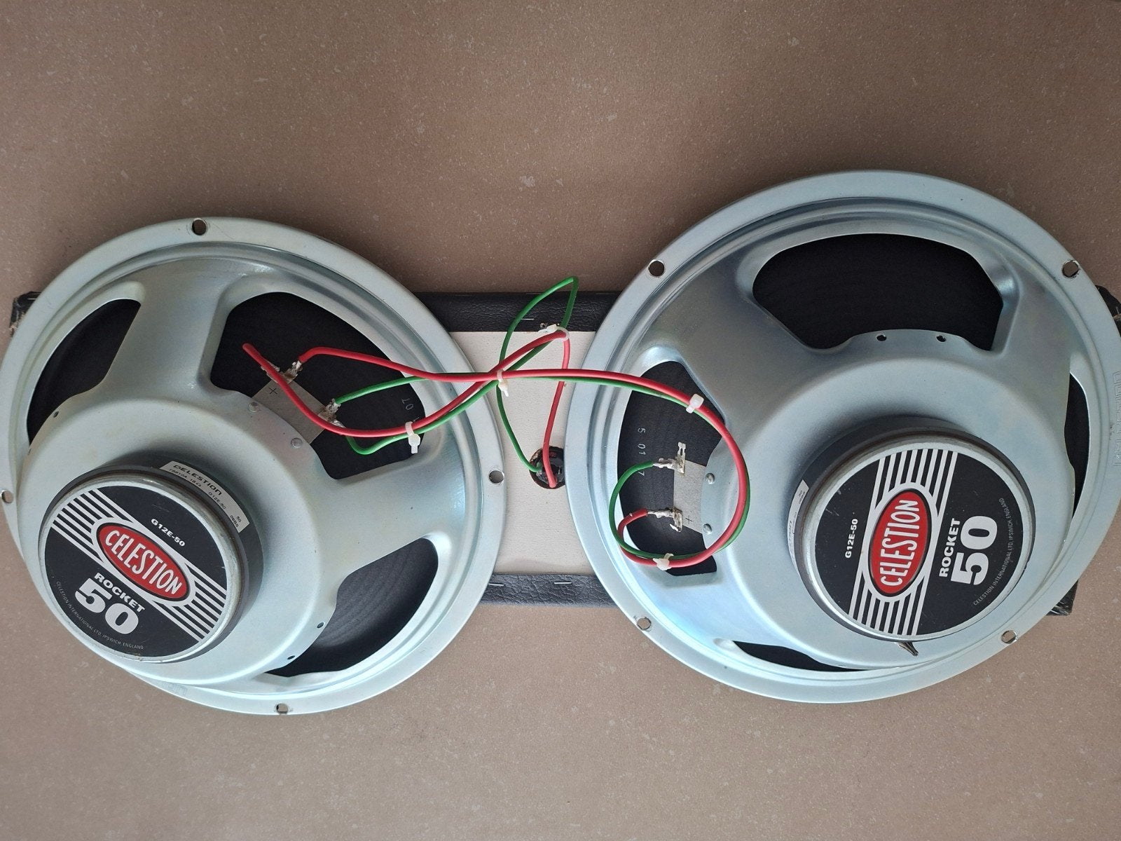 2x 12 inch celestion speakers, Muziek en Instrumenten, Ophalen of Verzenden, Zo goed als nieuw, Elektrische gitaar