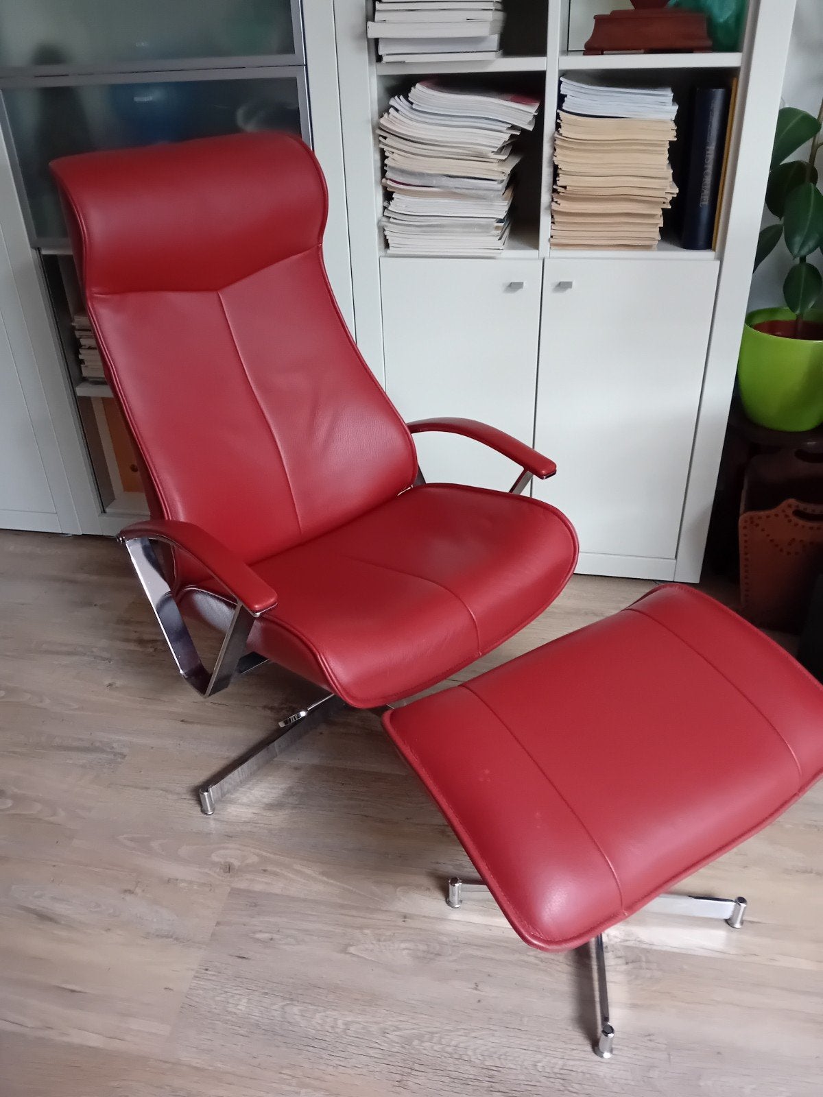 Mooie moderne rode relaxfauteuil met hocker, Ophalen, 75 tot 100 cm, Zo goed als nieuw, 50 tot 75 cm